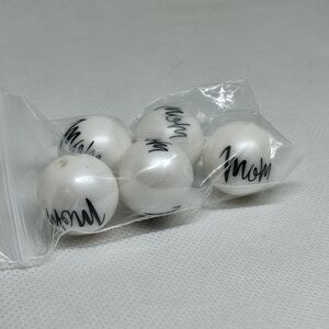 20mm Acrylic Bubblegum White Beads with 'Mom' Text - 5 Pieces